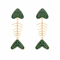 Detail van gouden graat oorbellen met groen email en hartvormig hoofdontwerp voor dames - Groen