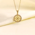 Collana dorata con ciondolo a fiore traforato e zirconi su sfondo di seta - Loto In Zirconia Dorato