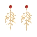 Orecchini vintage a corallo dorati con cabochon rosso su sfondo bianco neutro - Oro