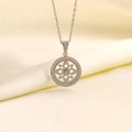 Collana d'argento con ciondolo a fiore traforato e zirconi su sfondo di raso - Loto In Zirconia Argentato