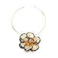 Minimalistischer goldener Halsreif mit großem Blumenanhänger und schwarzen Emaille-Akzenten - Gold (A)