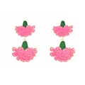 Emaille anjer hangende oorbellen in roze en groen met gouden accenten op witte achtergrond - Roze en Groene Anjer Stijl
