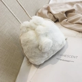 Borsa a secchiello bianca in pelliccia sintetica con coulisse e dettaglio pompon - Bianco