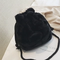 Simpatica borsa a secchiello in peluche nero a forma di maialino con tracolla - Nero