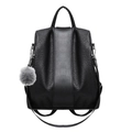 Zaino antifurto in pelle litchi nera da donna con ciondolo a pompon in pelliccia grigia - Nero