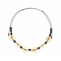 Collana artigianale con dischi di legno geometrici e cordino nero intrecciato da donna - Stile A