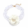 Collar de perlas de tres capas con una flor de camelia de tela y cierre dorado - Blanco