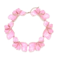 Collar artesanal exagerado de pétalos de flores en esmalte rosa con borde dorado - Rosa