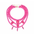 Collier bohème multicouche rose vif avec pendentifs cœur et piment sur fond blanc éclatant - rose fuchsia