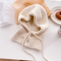 Dettaglio del passamontagna in maglia crema con calda lana e bottoni decorativi - Bianco