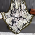 Foulard quadrato in raso con schizzi floreali color oliva e beige su divano moderno - Bordo Verde Militare / 90x90cm