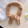 Detail of soft faux fur texture on a camel-colored thermal scarf with cross-buckle closure - 95x5cm / Khaki