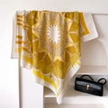 Dettaglio di un foulard di seta giallo con eleganti motivi barocchi su supporto bianco - 90x90cm / Giallo