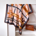 Dettaglio di un foulard in seta con stampe equestri su un espositore geometrico - 90x90cm / Bordo Caffè (FU11-4)