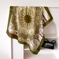 Dettaglio di un foulard quadrato in finta seta con motivi barocchi in una nicchia moderna - 90x90cm / Verde Militare