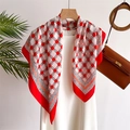 Elegante foulard in seta rosso e beige con motivi geometrici a H su gruccia di legno - Trama a Catena a Spina di Pesce / Rosso (FU7-2)