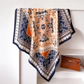 Elegante foulard in seta con motivo paisley arancione e blu drappeggiato su supporto - 90x90cm / Blu Notte