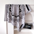 Dettaglio di un foulard di seta con motivi barocchi e un elegante design geometrico - 90x90cm / Grigio