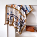 Dettaglio di un foulard di seta con stampa a catena e morsetto su un supporto geometrico - 90x90cm / Bordo Cachi (FU11-3)