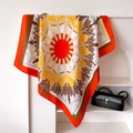 Dettaglio di un elegante foulard in seta arancione con motivi barocchi su un supporto - 90x90cm / Rosso Arancio