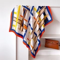 Dettaglio di un foulard in seta 90cm con motivi equestri e fibbie decorative - 90x90cm / Bordo Rosso (FU11-1)