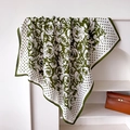 Detail van zijden sjaal met groene camelia- en polkadotprint en verfijnde stiksels - Groen