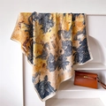 Pañuelo de seda vintage con estampado de jungla y leopardo en un soporte blanco - 90x90cm / Amarillo