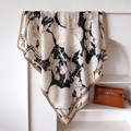 Dettaglio di un foulard di seta con stampa floreale retrò appeso su un supporto - 90x90cm / Cachi (FU5-4)