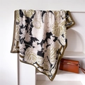 Dettaglio del foulard in seta con stampa scoiattolo drappeggiato su ripiano bianco - 90x90cm / Verde Militare (FU5-2)