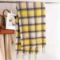 Dettaglio di sciarpa calda a quadri con texture morbida e nappe classiche in stile invernale - 214x49cm / Giallo (WT189-7)
