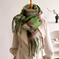 Dettaglio della sciarpa spessa a quadri verdi e marroni con frange su cappotto beige - Verde