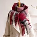 Sciarpa a quadri rossi e grigi con frange in morbido finto cashmere su cappotto bianco - Borgogna