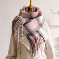 Dettaglio di morbida sciarpa scozzese rosa e grigia con lunghe frange decorative - Rosa