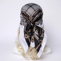 Detalle de un pañuelo cuadrado de seda a cuadros con estampado de cadena y estilo vintage - Gris Oscuro