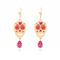 Detail van schedeloorbellen met bloemmotieven en roze traankristal in gouden zetting - Oorbellen