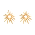 Orecchini a perno dorati a forma di girasole con finitura martellata su sfondo bianco puro - Oro