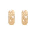 Détail de boucles d'oreilles dorées à texture martelée et perles blanches rondes - Style à motif de grille de perles ovales / Perle