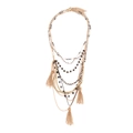 Collana boho multistrato con perline, nappe dorate e cordini su sfondo bianco puro - Oro