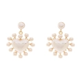 Eleganti orecchini a cuore con perle e dettagli in metallo dorato e piccole perle tonde - Oro