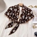 Écharpe élégante en soie de velours marron foncé avec imprimé camélia blanc - 143*90cm / Marron