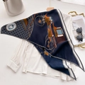 Dunkelblauer Samtschal mit Vintage-Kutschenmuster und geometrischen Rändern auf weißem Hemd - Marineblau