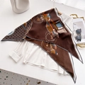 Samtschal mit Vintage-Kutschenmuster und Fischgrätenstruktur mit Accessoires präsentiert - Braun