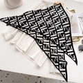 Foulard en velours noir et blanc à motifs géométriques sur une chemise blanche chic - 143*90cm / Blanc