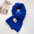 Blauer gerippter Strickschal für den Winter mit gewebtem Etikett auf weißem Grund - Blau