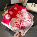 Carré en soie élégant rouge avec imprimé floral de roses blanches et texture lisse - Rouge