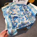 Détail du foulard à fleurs montrant la texture soyeuse et l'imprimé végétal bleu marine - 70*70cm / Bleu