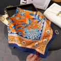 Détail d'un foulard en soie vintage à fleurs orange et bleu marine aux motifs complexes - 70*70cm / Orange