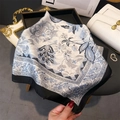 Détail d'un foulard en soie au motif floral vintage posé sur un plateau noir - 70*70cm / Blanc