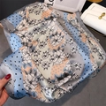 Detailaufnahme des eleganten Satinschals mit Blumenmuster und blauen Punkten - 70x70cm / Blau