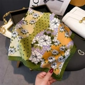 Seidenschal mit Blumenmuster und Punkten in Gelb und Grün im modischen Blockdesign - 70x70cm / Grün